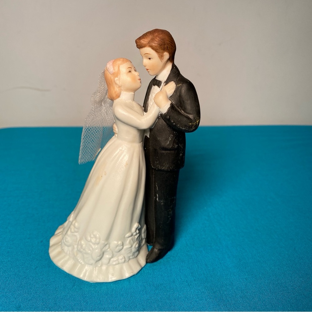 Lefton Romantic Bride and Groom Cake Topper
